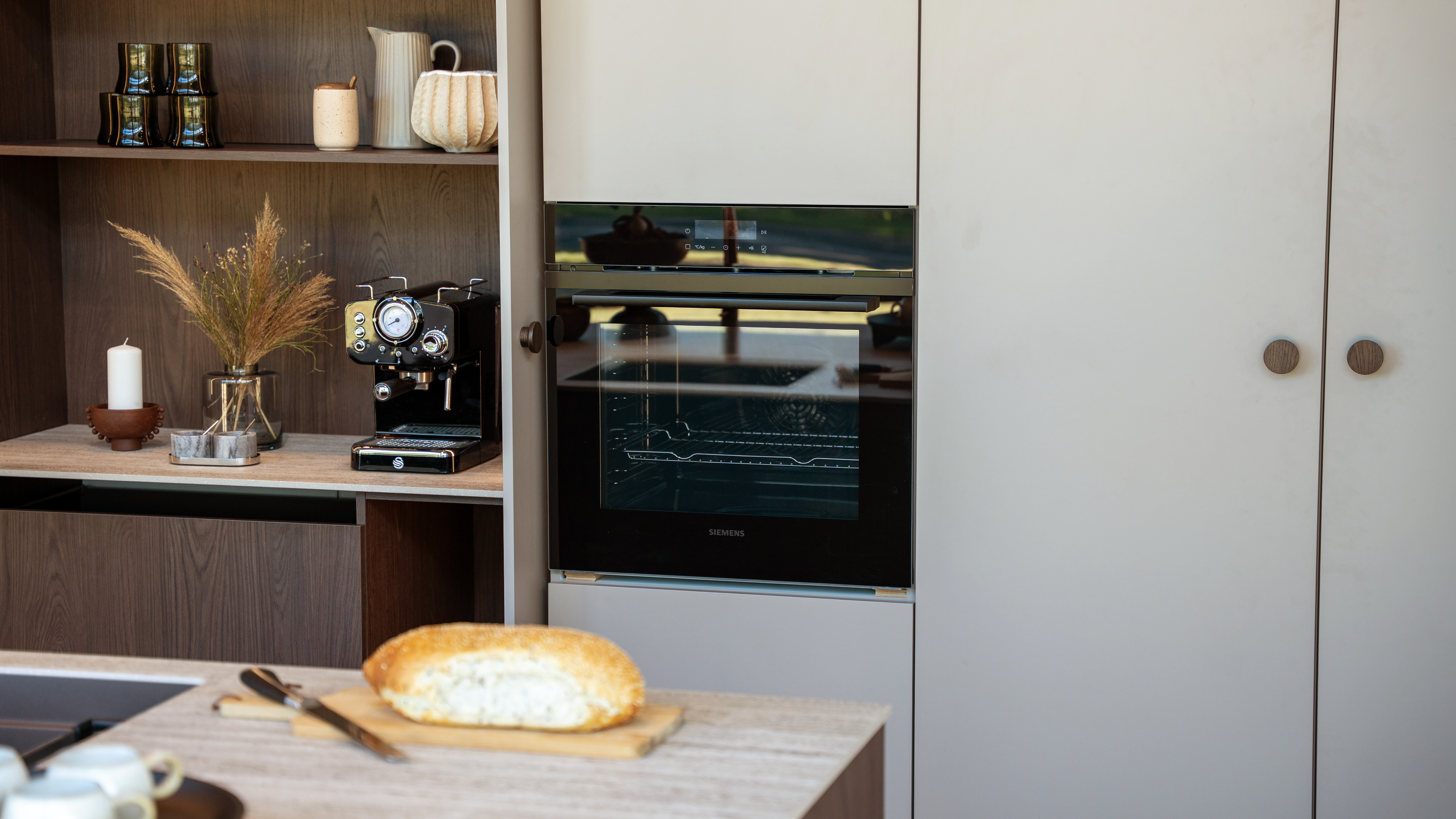 Et sort køkken fra Designas Silk kolleksjon med en sort Siemens ovn