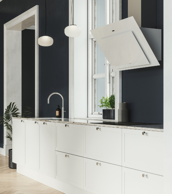 Hvit kjøkken fra Designas Classic kolleksjon og med en hvit kjøkkentopp fra Siemens 