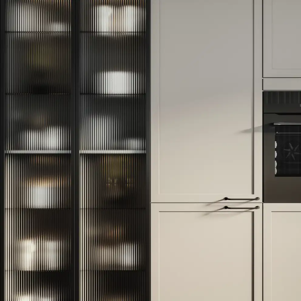 Classic by Designa sandramme og vitrineskap med riflet glass og svart ramme